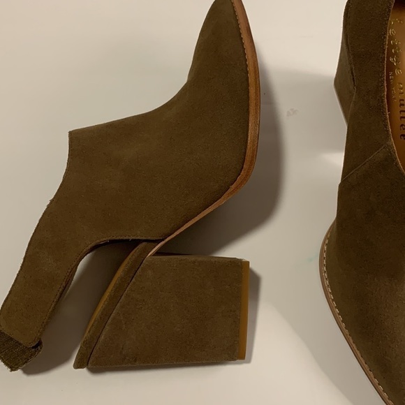 𝅺BETTYE Muller Olive Green Suede Heeled Booties Sling Back size 10M - Picture 13 of 17